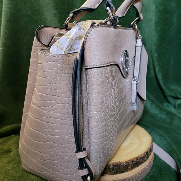 GUESS Caramel Juneau Handbag - Picture 3 of 9